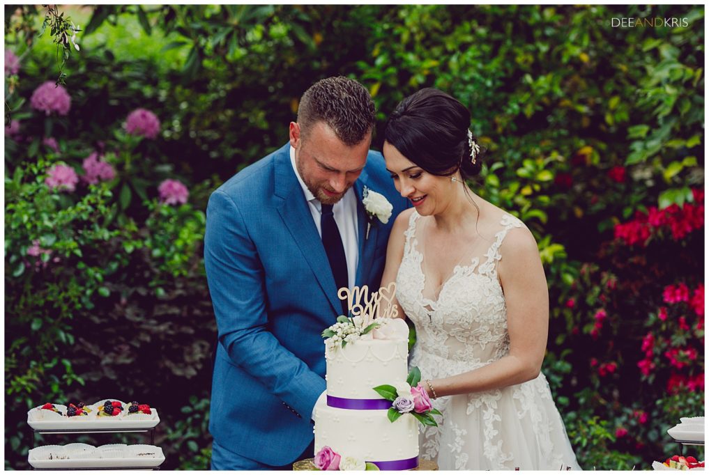 Freeport Bakery Cakes, classic wedding cake ideas, bride and groom cutting cake